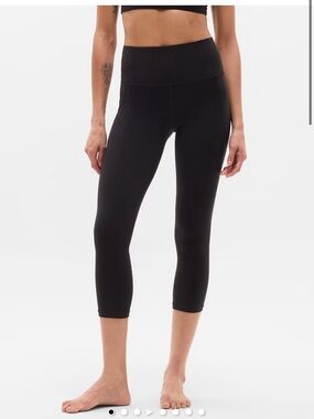 ATHLETA Salutation Stash Pocket II Capri Black